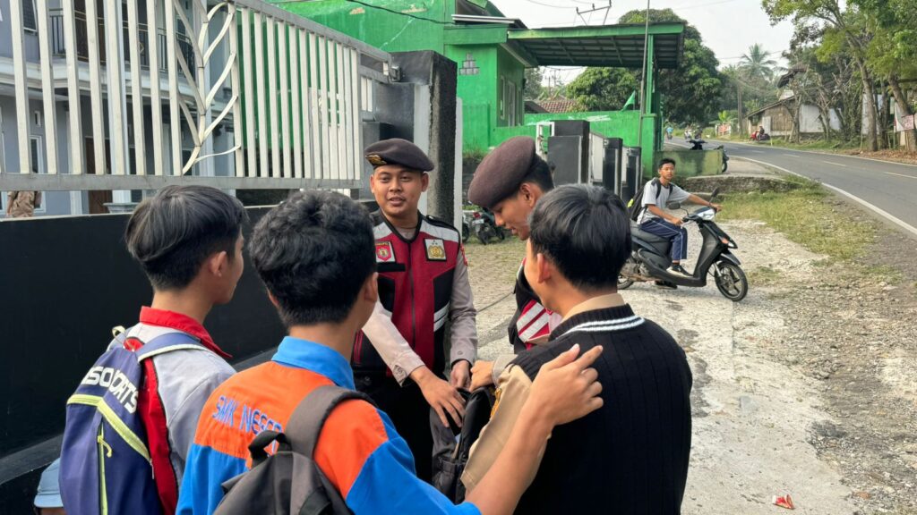 Sat Samapta Polres Pandeglang Sambangi Pelajar SMK dan Berikan Himbauan Kamtibmas untuk Cegah Tawuran 6 IMG 20240808 WA0032