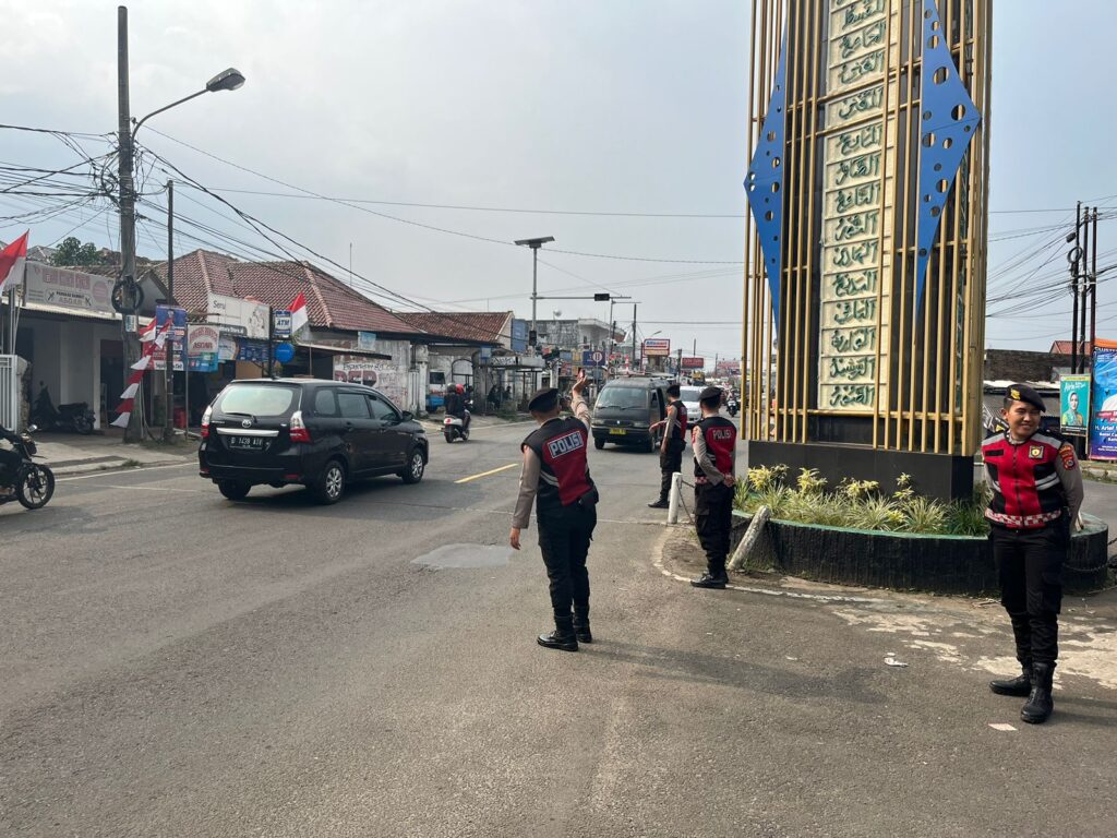 Sat Samapta Polres Pandeglang Gelar Pengaturan Lalu Lintas di Persimpangan Cigadung 6 IMG 20240813 WA0029