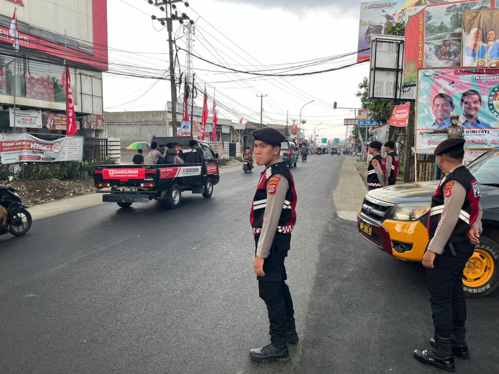 Sat Samapta Polres Pandeglang Gelar Pengaturan Lalu Lintas di Persimpangan Cipacung pada Jam Pulang Sekolah 4 IMG 20240813 WA0032