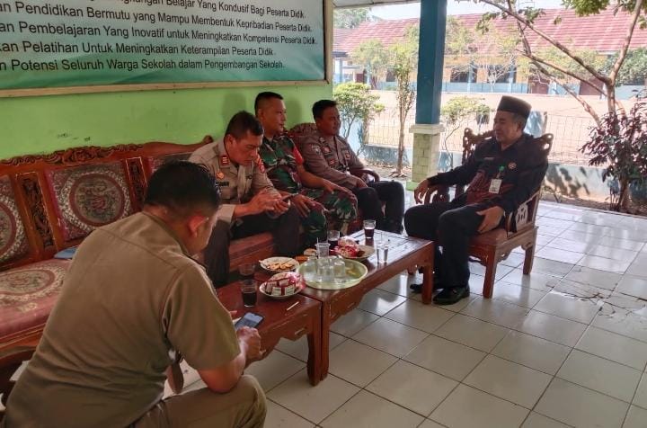 Kapolsek Angsana Polres Pandeglang Berikan Penyuluhan Tentang Kenakalan Remaja di SMPN 2 Angsana 3 WhatsApp Image 2024 08 01 at 06.00.30