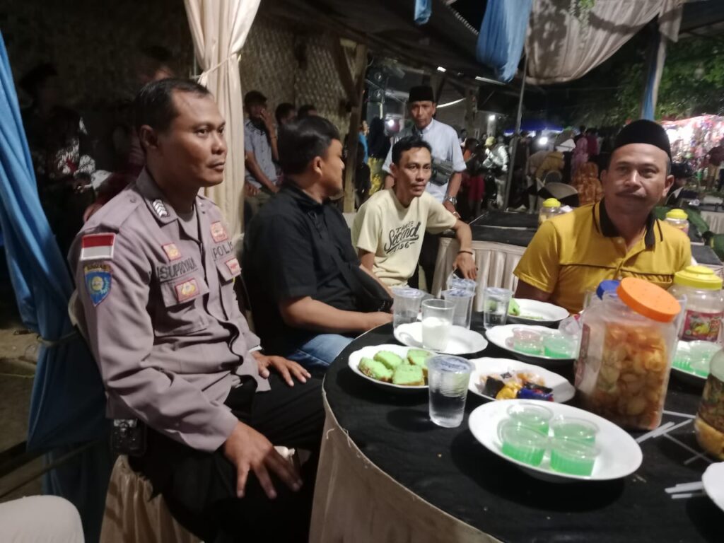 Polsek Cikeusik Gelar Patroli Malam dan Sambangi Masyarakat Desa Cikeusik 4 WhatsApp Image 2024 08 01 at 06.53.40