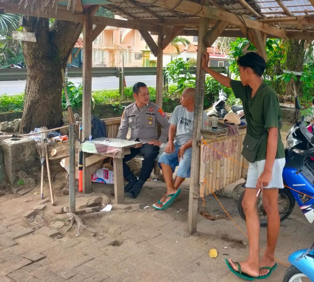 Patroli Dialogis Polsek Carita ke Penjaga Parkir di Pantai 6 WhatsApp Image 2024 08 01 at 06.59.47