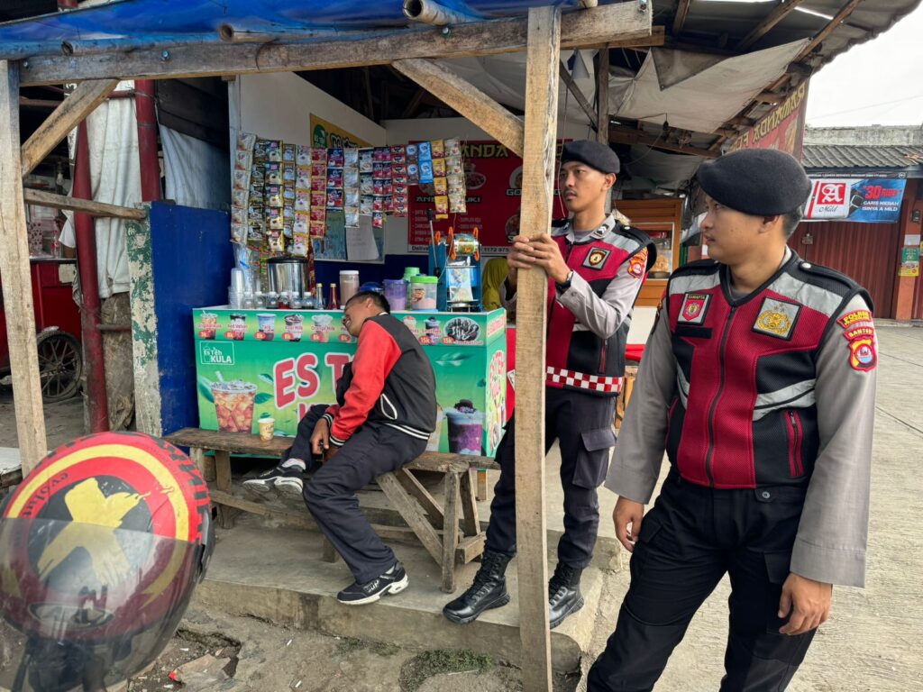 Sat Samapta Polres Pandeglang Sambangi Pedagang Kaki Lima di Cigadung 6 WhatsApp Image 2024 08 02 at 17.08.22 1