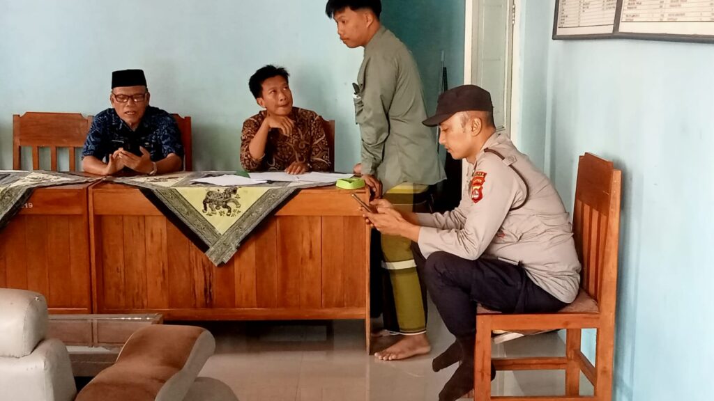 Polsek Menes Lakukan Sambang Kepada Mantan Kepala Desa Alas Wangi 3 WhatsApp Image 2024 08 02 at 20.23.32