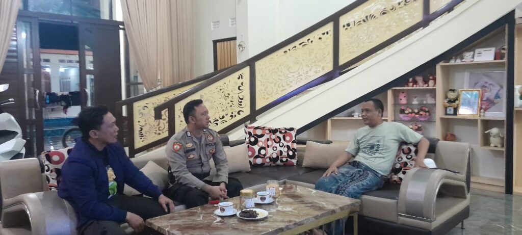 Unit Samapta Polsek Picung Patroli Dialogis Tokoh Masyarakat untuk Menjaga Harkamtibmas 5 WhatsApp Image 2024 08 02 at 20.58.03