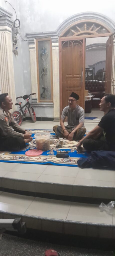 Sambangi Warga Saat Patroli Dialogis, Personil Polsek Picung Sampaikan Himbauan Kamtibmas 6 WhatsApp Image 2024 08 02 at 20.58.26