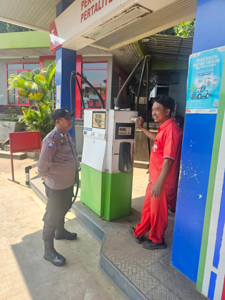 Polsek Picung Jalin Kemitraan dengan Karyawan SPBU Cipacung melalui Patroli Dialogis 9 WhatsApp Image 2024 08 02 at 20.59.14