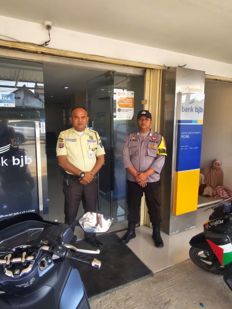 Polsek Picung Intensifkan Patroli, Cegah Tindak Kriminalitas 10 WhatsApp Image 2024 08 02 at 20.59.29