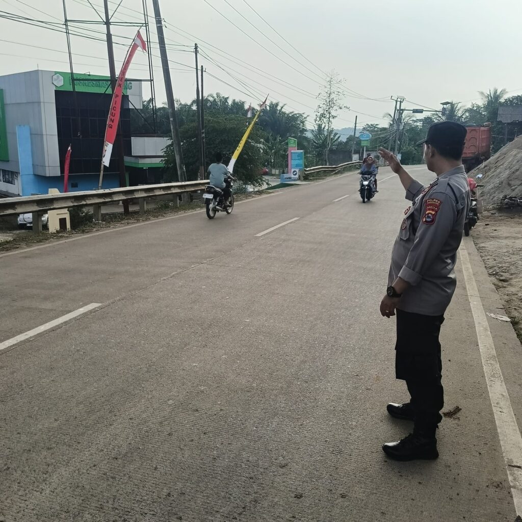 Polsek Picung Gelar Strong Point Pengaturan Lalu Lintas Cegah Kemacetan 3 WhatsApp Image 2024 08 02 at 21.00.06