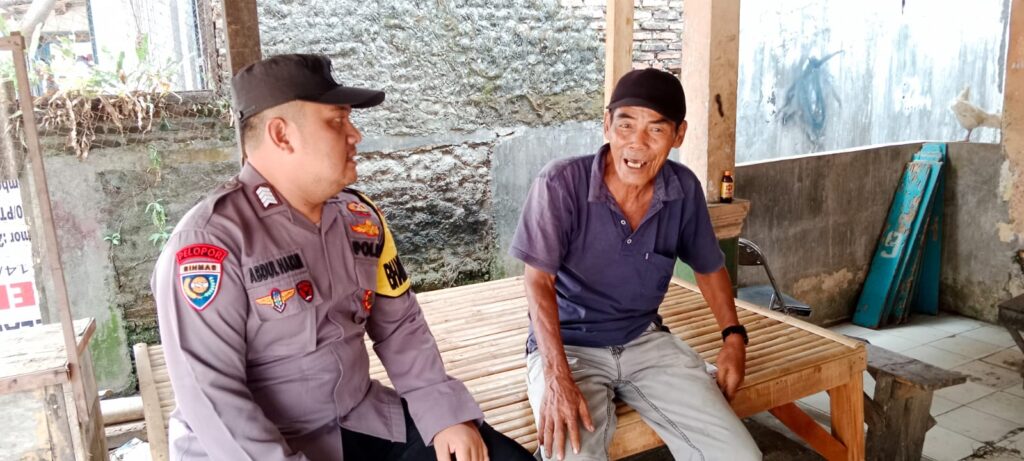 Bhabinkamtibmas Polsek Picung Jalin Kedekatan dengan Warga Desa Binaan 5 WhatsApp Image 2024 08 02 at 21.00.37