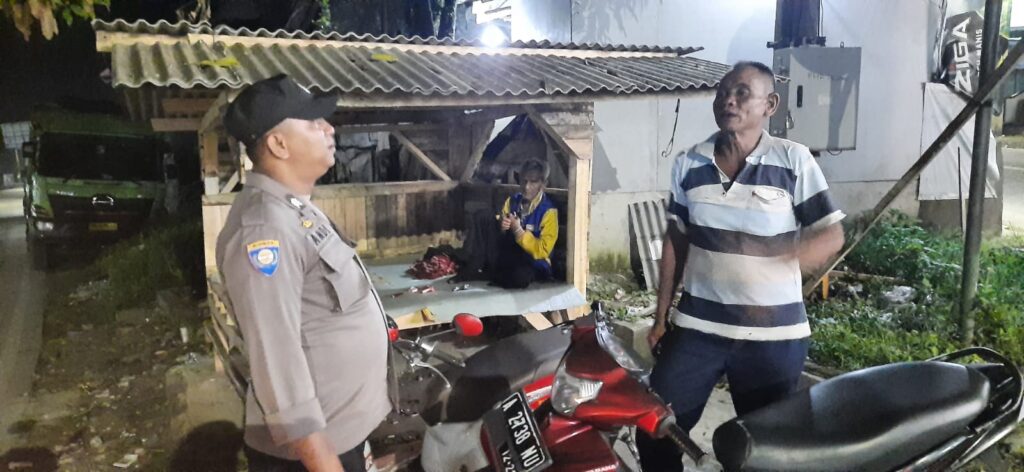 Tingkatkan Kewaspadaan, Bhabinkamtibmas Polsek Picung Sambangi Pos Ronda 7 WhatsApp Image 2024 08 03 at 01.00.28
