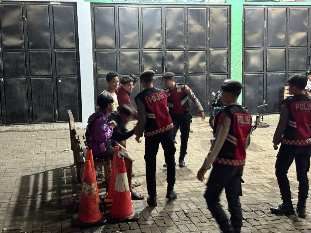 Sat Samapta Polres Pandeglang Gelar Patroli Malam, Sambangi Remaja di Persimpangan Cipacung dan Berikan Himbauan Kamtibmas 2 WhatsApp Image 2024 08 03 at 04.06.52 2