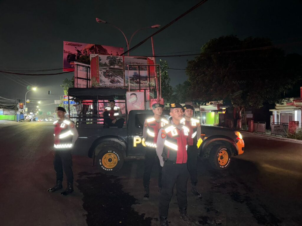 Sat Samapta Polres Pandeglang Menggelar Kegiatan Strong Point dan Dialogis di Cipacung 3 WhatsApp Image 2024 08 03 at 04.06.53