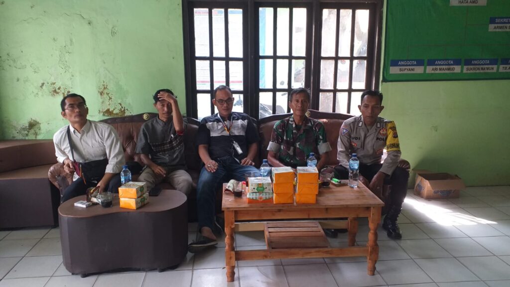Bhabinkamtibmas Polsek Carita Bripka Yudi dan Serma Salahudin Lakukan Kunjungan ke Kantor Desa Carita 10 WhatsApp Image 2024 08 03 at 06.53.38