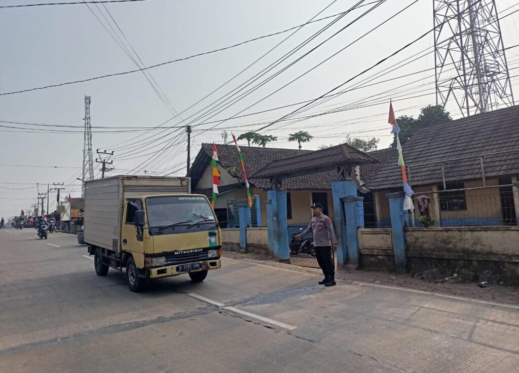 Polsek Bojong Menggelar Pengaturan Arus Lalu Lintas di Wilayah Bojong 1 WhatsApp Image 2024 08 03 at 10.09.59