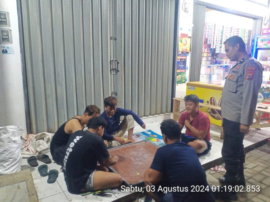 Polsek Menes Gelar Patroli Malam dan Sambang Warung, Tingkatkan Keamanan dan Ketertiban Masyarakat 10 WhatsApp Image 2024 08 03 at 13.24.24