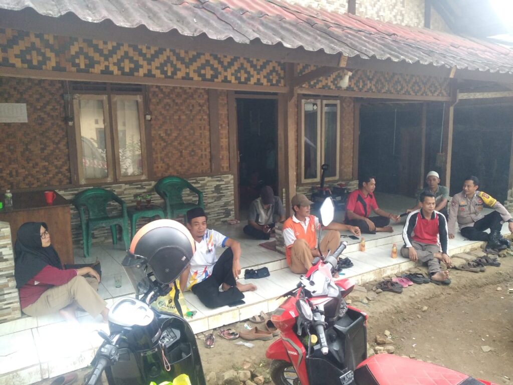 Bhabinkamtibmas Polsek Menes Sambangi Warga Desa di Kec. Menes 1 WhatsApp Image 2024 08 03 at 17.43.29