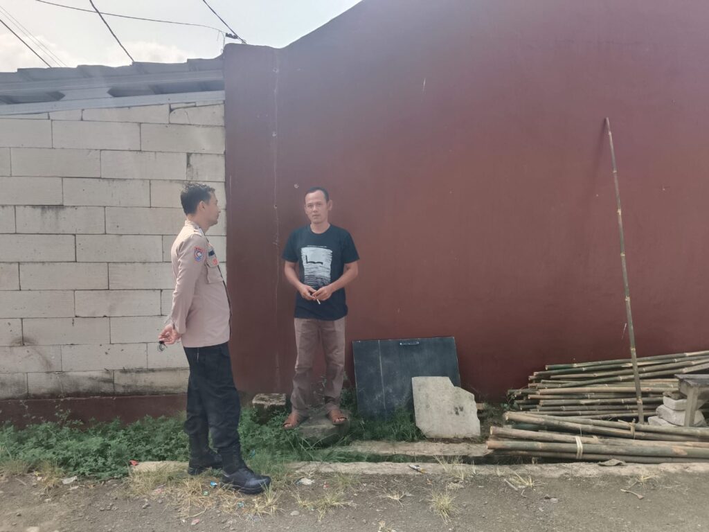 Pak Bhabin Polsek Menes Sambangi dan Silaturahmi Warga Kampung Kadulogak 9 WhatsApp Image 2024 08 03 at 19.06.21