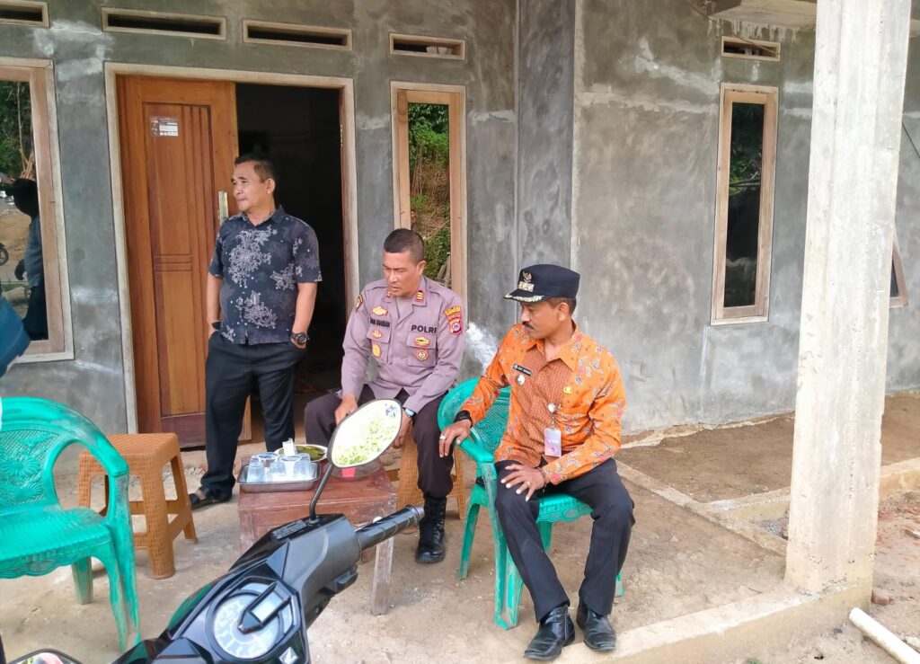 Sambangi Masyarakat Desa Padamulya, Kapolsek Angsana Polres Pandeglang Berikan Pesan Kamtibmas 1 WhatsApp Image 2024 08 03 at 20.02.46