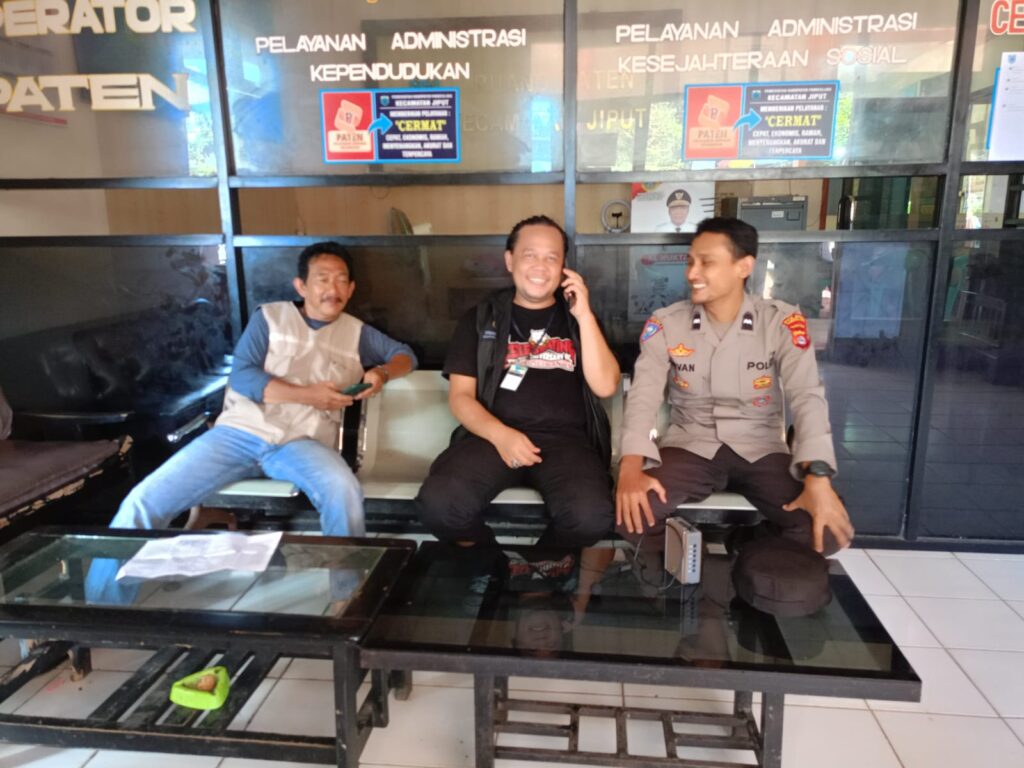Ciptakan Situasi Kondusif, Polsek Jiput Ajak warga Jaga Kamtibmas 2 WhatsApp Image 2024 08 03 at 21.22.41