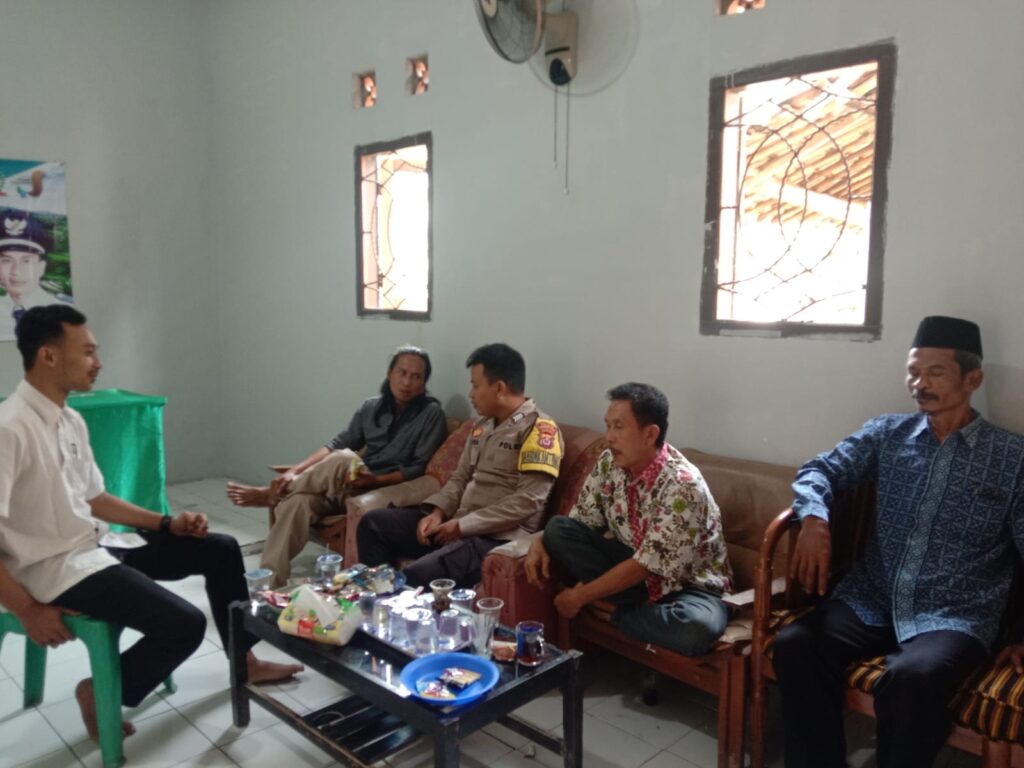 Bhabinkamtibmas Polsek Jiput Jalin Silaturahmi dengan Warga 7 WhatsApp Image 2024 08 03 at 21.22.55