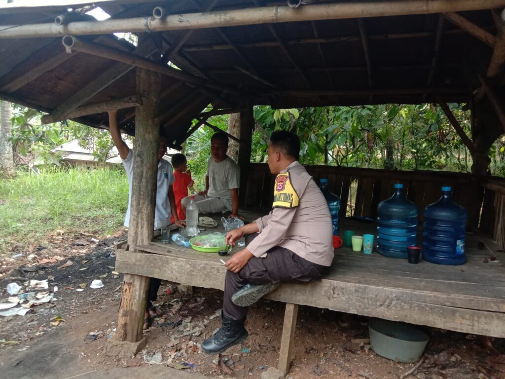 Cegah Kriminalitas, Bhabinkamtibmas Polsek Jiput Rutin Patroli Dialogis 6 WhatsApp Image 2024 08 03 at 21.23.51