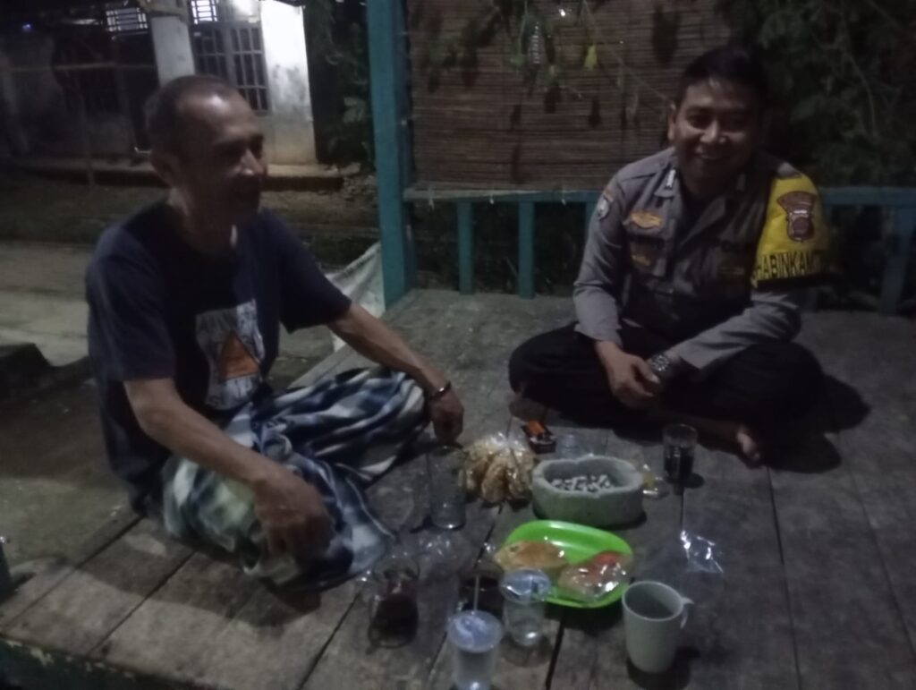 Lakukan Patroli Malam Bhabinkamtibmas Polsek Patia Sampaikan Pesan Kamtibmas 4 WhatsApp Image 2024 08 03 at 23.13.27