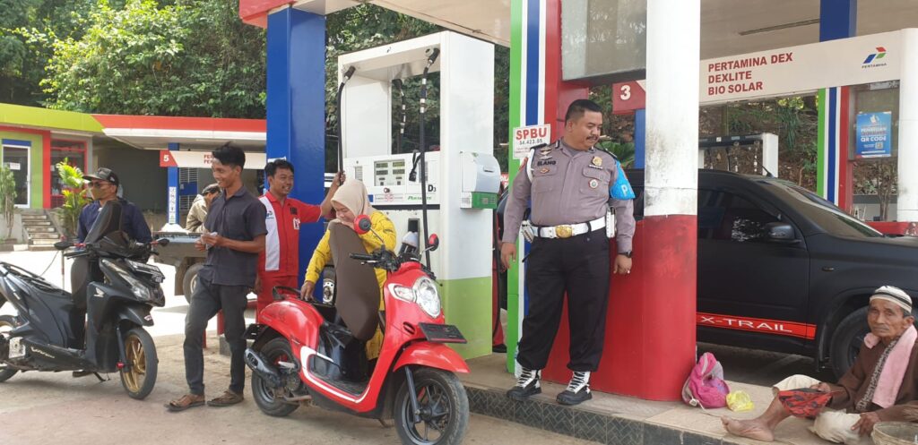 Polsek Picung Jalin Kemitraan dengan Karyawan SPBU Cipacung melalui Patroli Dialogis 6 WhatsApp Image 2024 08 04 at 00.09.47
