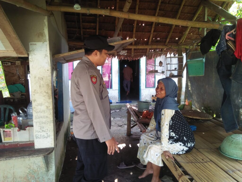 Polsek Picung: Sambang Door to Door di Desa Kolelet menjaga warga kamtibmas tetap kondusif 9 WhatsApp Image 2024 08 04 at 00.10.34