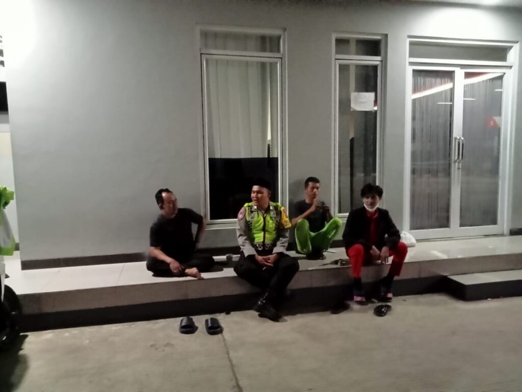 Ciptakan Kamtibmas yang Aman Kondusif Polsek Cikedal Patroli Malam 10 WhatsApp Image 2024 08 04 at 00.26.28