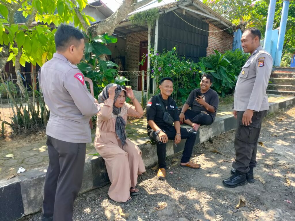 Patroli Dialogis oleh Personil Polsek Carita Bripka Eko dan Bripka Bobi di Pantai Carita 4 WhatsApp Image 2024 08 04 at 01.23.28