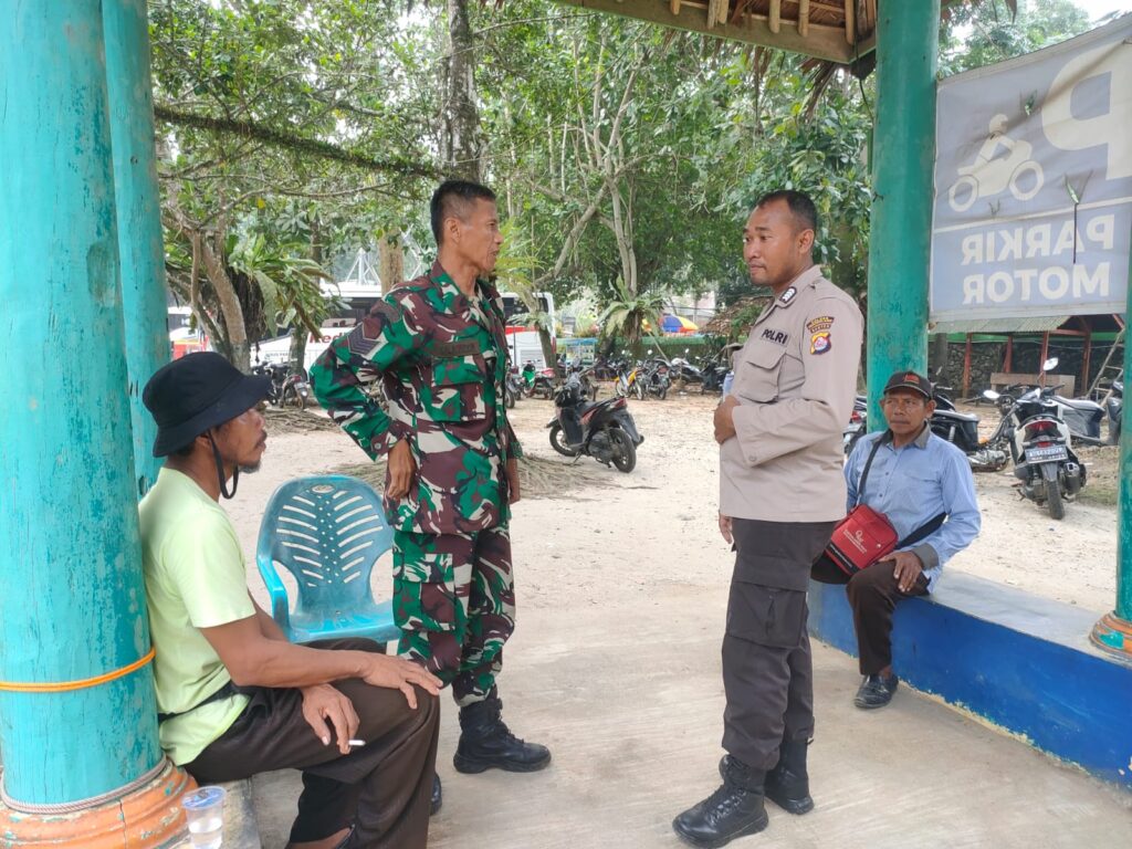 Personil Polsek Carita Bripka Eko dan Serma Salahudin Laksanakan Patroli di Pantai Pasir Putih 5 WhatsApp Image 2024 08 04 at 01.26.33