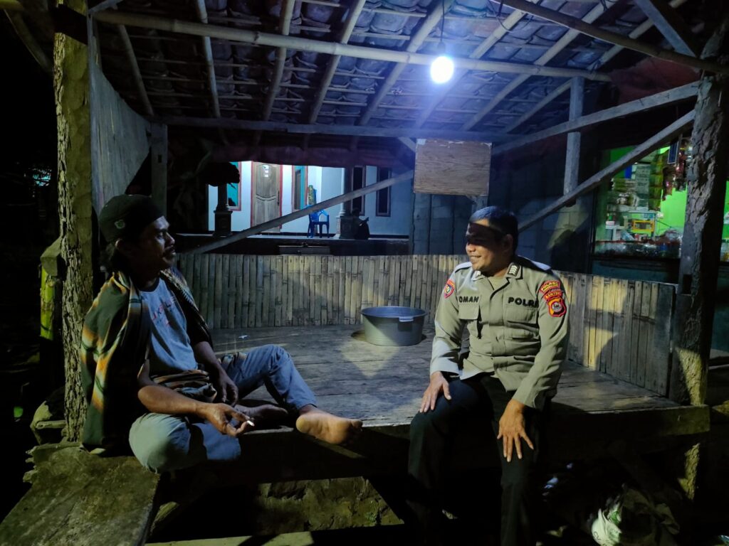 Bhabinkamtibmas Polsek Pulosari Melaksanakan Sambang di Desa Binaan Desa Banjarwangi 1 WhatsApp Image 2024 08 04 at 02.06.26