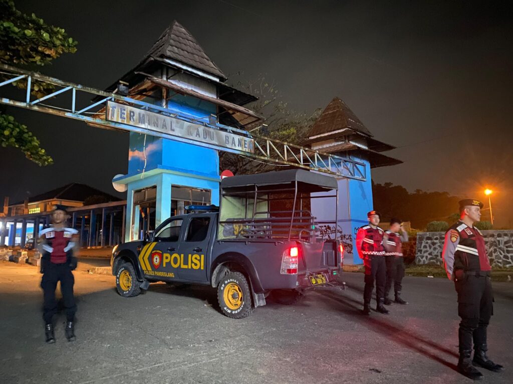 Sat Samapta Polres Pandeglang Gelar Patroli Malam Dialogis di Terminal Kadubanen 7 WhatsApp Image 2024 08 04 at 06.04.27