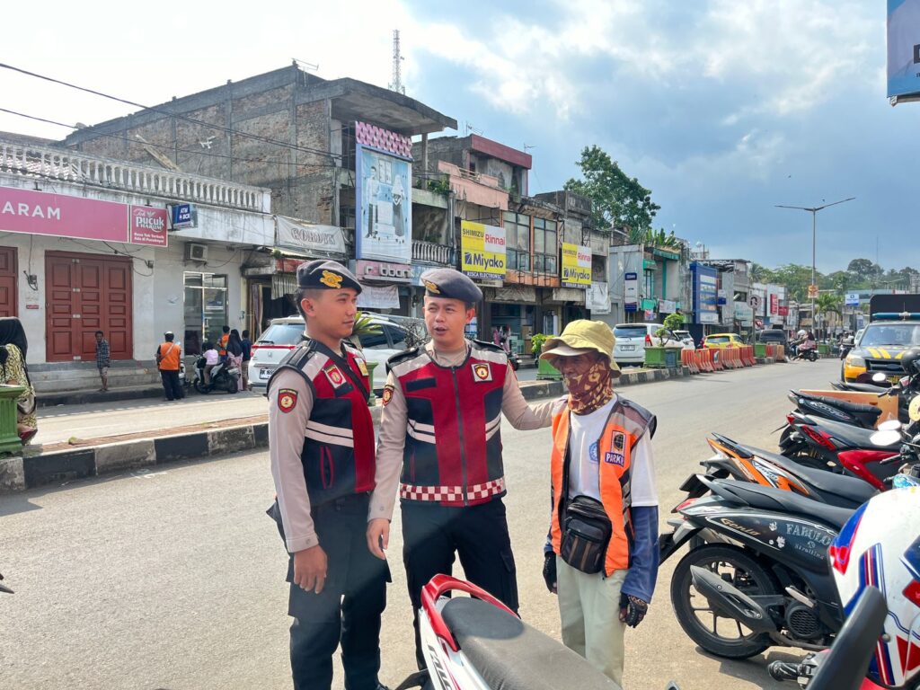 Sat Samapta Polres Pandeglang Gelar Patroli Dialogis dan Himbauan untuk Tukang Parkir di Pasar Badak 6 WhatsApp Image 2024 08 04 at 17.33.39