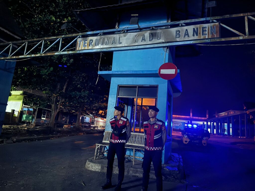 Sat Samapta Polres Pandeglang Gelar Patroli Malam di Terminal Kadubanen 3 WhatsApp Image 2024 08 06 at 06.05.35