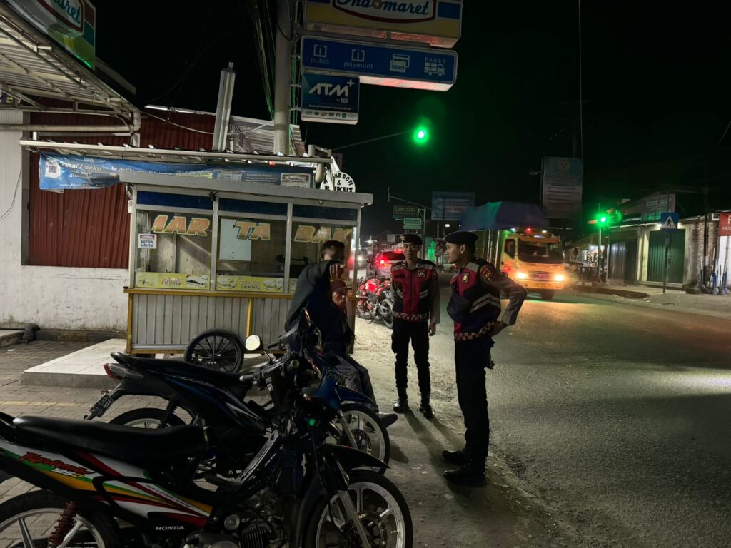 Sat Samapta Polres Pandeglang Gelar Patroli Malam Dialogis di Perempatan Majasari 4 WhatsApp Image 2024 08 06 at 06.05.37
