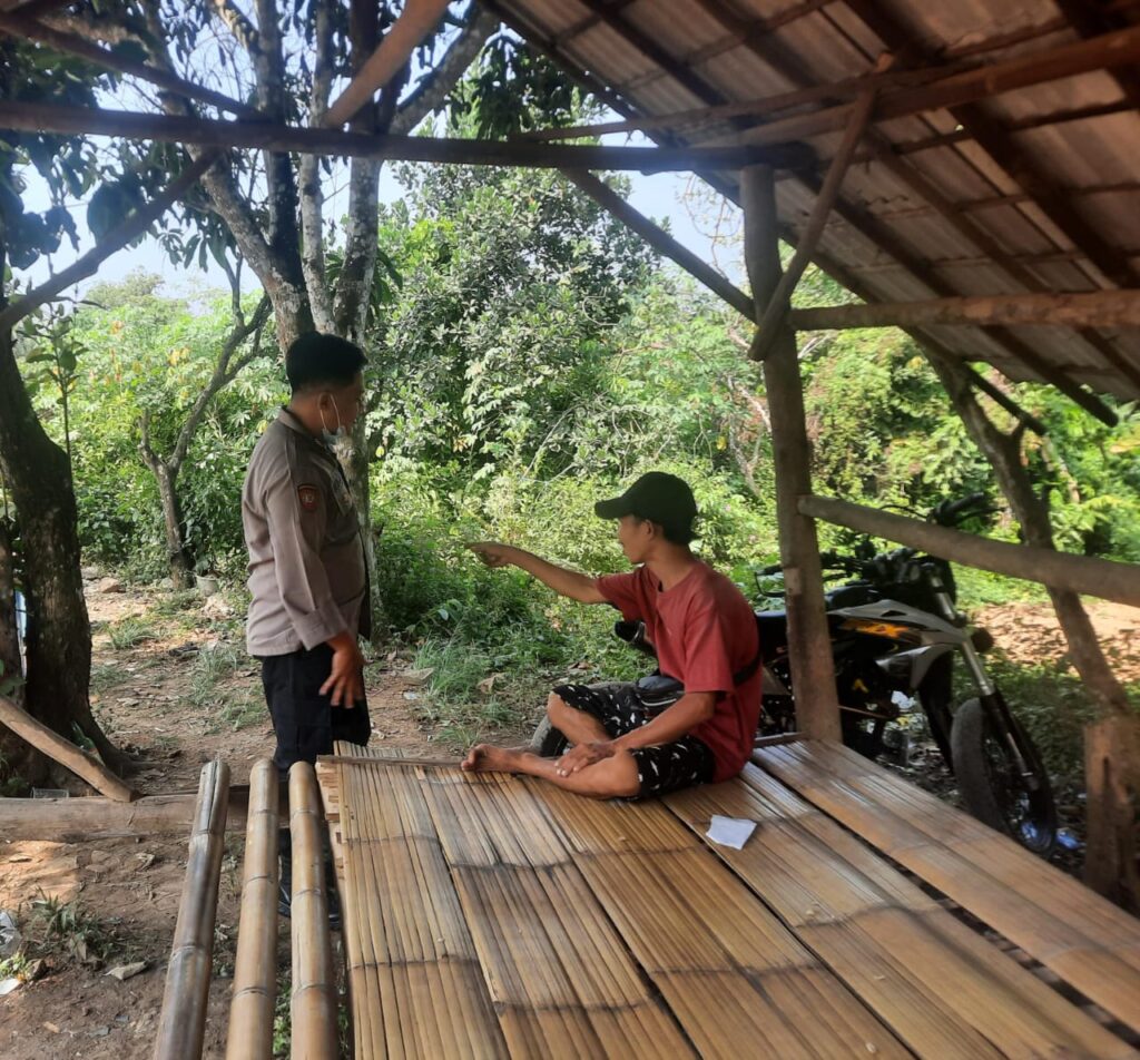 Bhabinkamtibmas Polsek Picung Jalin Keakraban dengan Warga, Ciptakan Kamtibmas Kondusif 1 WhatsApp Image 2024 08 06 at 23.55.39
