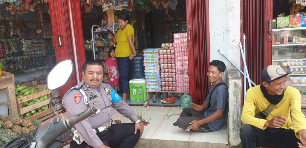 Kanit Propam Polsek Picung Patroli Dialogis di Toko Kelontong Pasar Picung, Tingkatkan Keamanan dan Kemitraan 2 WhatsApp Image 2024 08 06 at 23.55.56