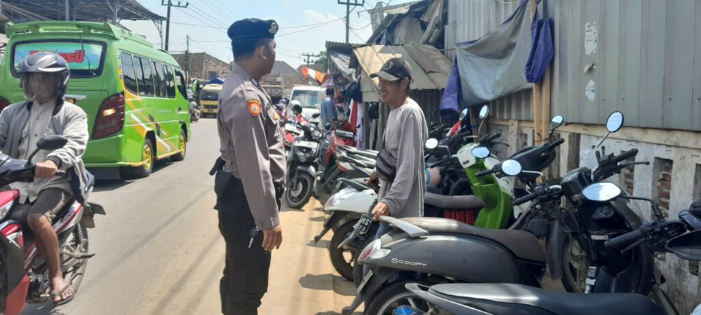 Kanit Samapta Polsek Picung Melaksanakan Patroli Dialogis Ke Petugas Parkir Pasar Picung 5 WhatsApp Image 2024 08 06 at 23.57.46