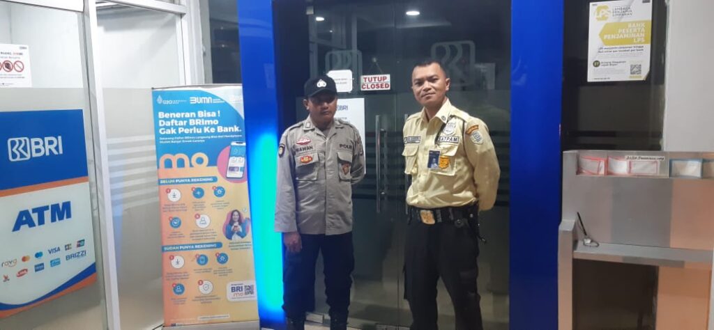 Polsek Picung Menggelar Kegiatan Patroli Malam di Pertokoan, Pasar dan Kantor Bank 6 WhatsApp Image 2024 08 06 at 23.58.06