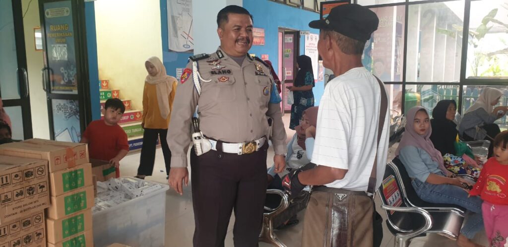 Patroli Dialogis, Kanit Propam Polsek Picung Mendatangi Puskesmas Picung Memberikan Rasa Nyaman Kepada Pasieun 7 WhatsApp Image 2024 08 06 at 23.58.20