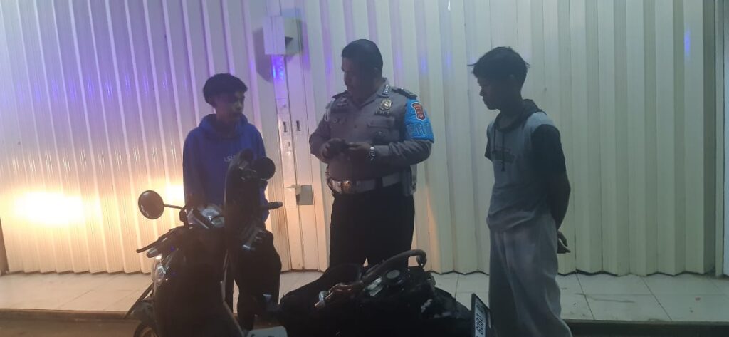 Polsek Picung Menggelar Patroli Dialogis Mencegah Balap Liar di Wilayah Picung 8 WhatsApp Image 2024 08 06 at 23.58.32