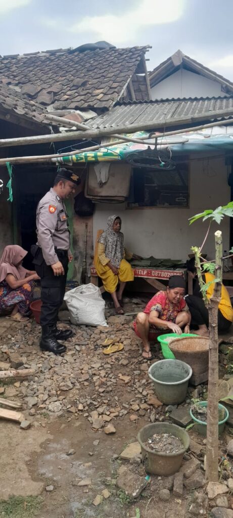 Laksanakan Patroli Dialogis, Kanit Samapta Polsek Picung Sambangi warga 10 WhatsApp Image 2024 08 08 at 22.00.46
