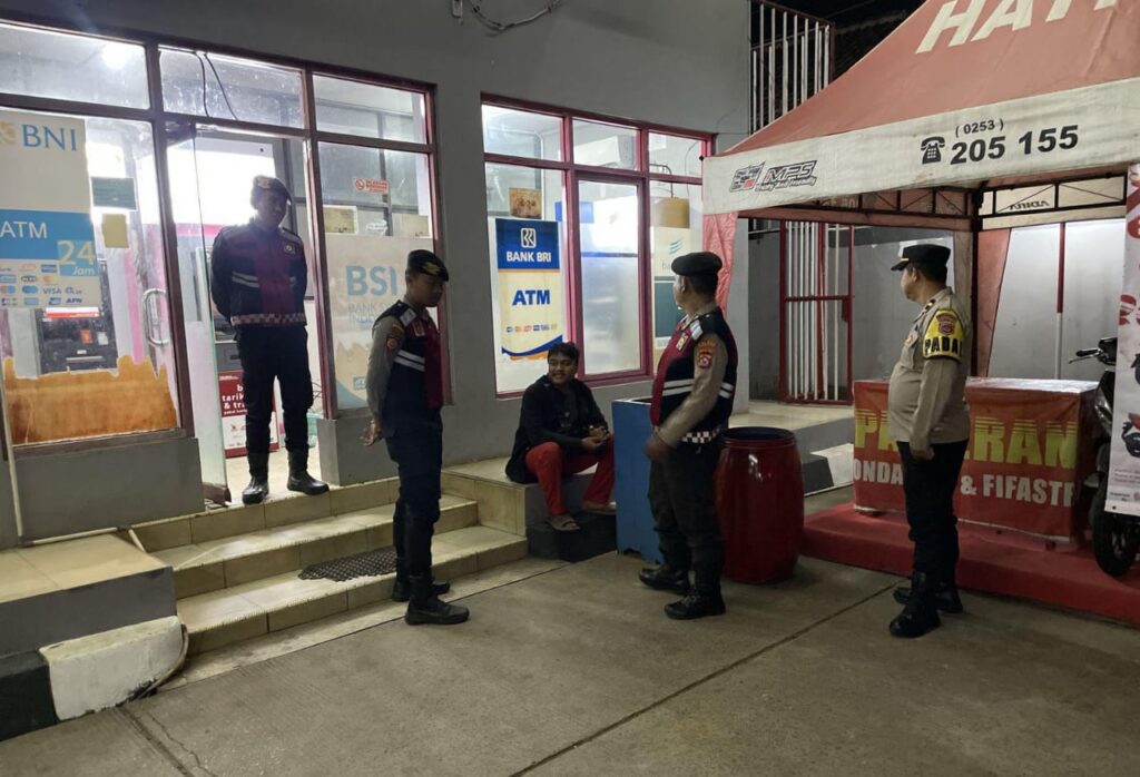 Sat Samapta Polres Pandeglang Gelar Kegiatan Dialogis di SPBU Cigadung 9 WhatsApp Image 2024 08 10 at 06.07.25