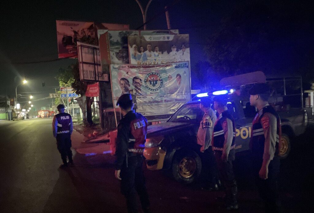 Sat Samapta Polres Pandeglang Gelar Patroli dan Strong Point Cegah Balap Liar di Cipacung 6 WhatsApp Image 2024 08 10 at 06.07.26 1