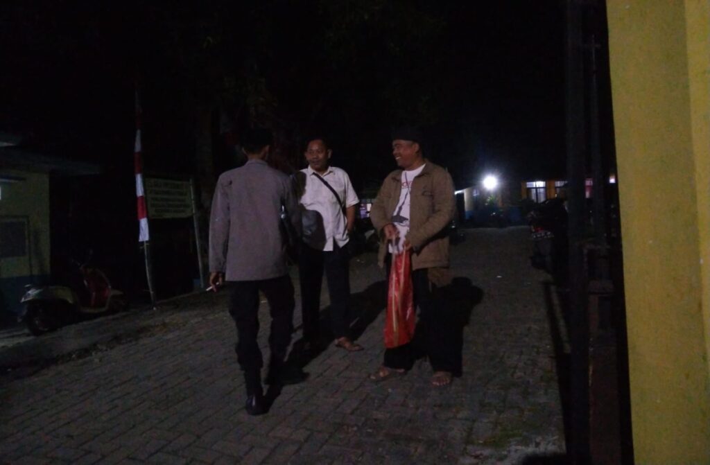 Kanit Binmas Polsek Angsana Bripka Deni Sutarman Laksanakan Patroli Dialogis di Desa Angsana 3 WhatsApp Image 2024 08 10 at 06.09.02