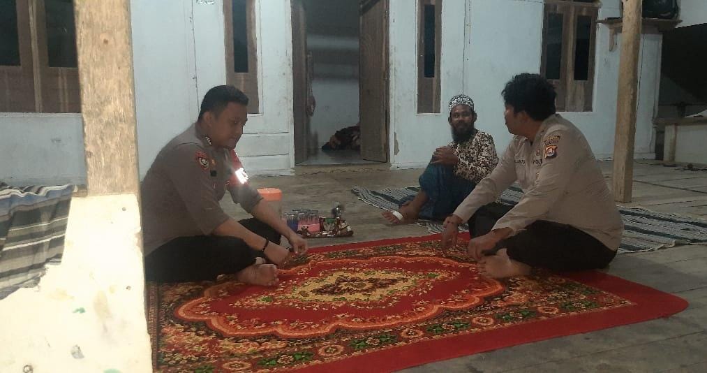 Anggota Polsek Angsana Laksanakan Patroli Dialogis di Desa Angsana 5 WhatsApp Image 2024 08 10 at 06.09.18