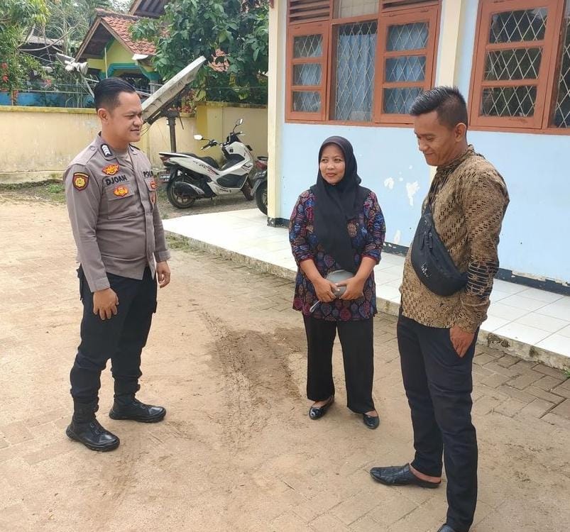 Kanit Sabhara Polsek Carita, Bripka Yohan, Laksanakan Patroli Dialogis ke Kantor Kecamatan Carita 8 WhatsApp Image 2024 08 10 at 06.14.23
