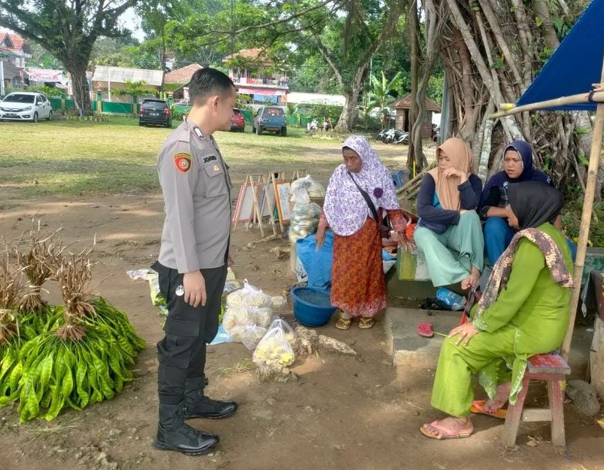 Kanit Sabhara Polsek Carita, Bripka Yohan, Laksanakan Patroli Wisata dan Berdialog dengan Pedagang Keliling di Pantai 9 WhatsApp Image 2024 08 10 at 06.15.58